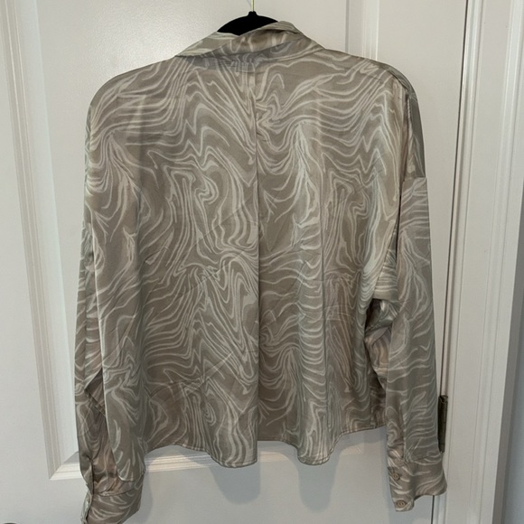 Silky button down patterned top - Picture 2 of 2